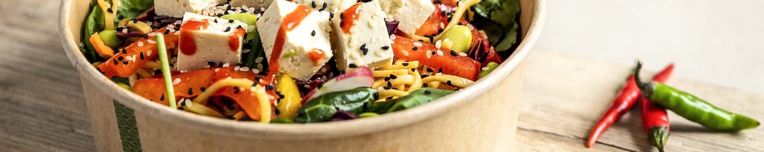 Vegware_Concept_RSC-32K_Tofunoodles_wood_slate_portrait (1)