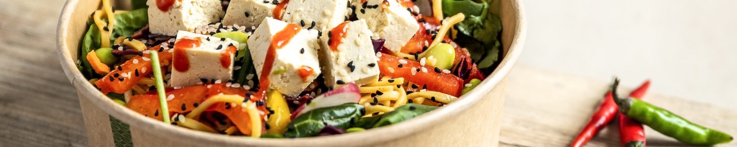 Vegware_Concept_RSC-32K_Tofunoodles_wood_slate_portrait (1)