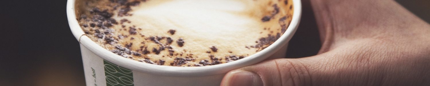 Vegware_concept_hotcups_LV-12_coffee_hands_autumnleaves_close_portrait